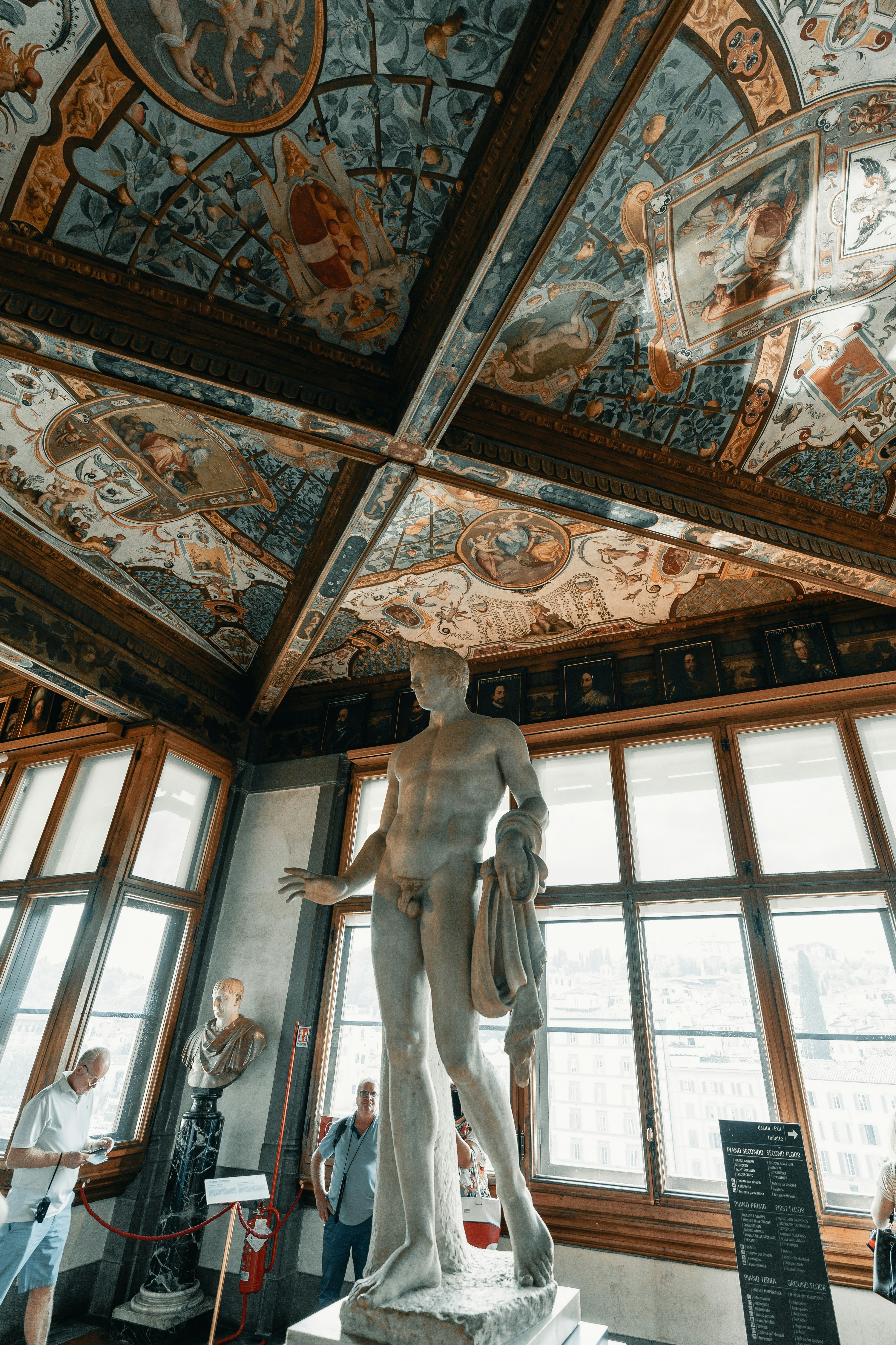 La Tribuna degli Uffizi con scultura classica e soffitto affrescato