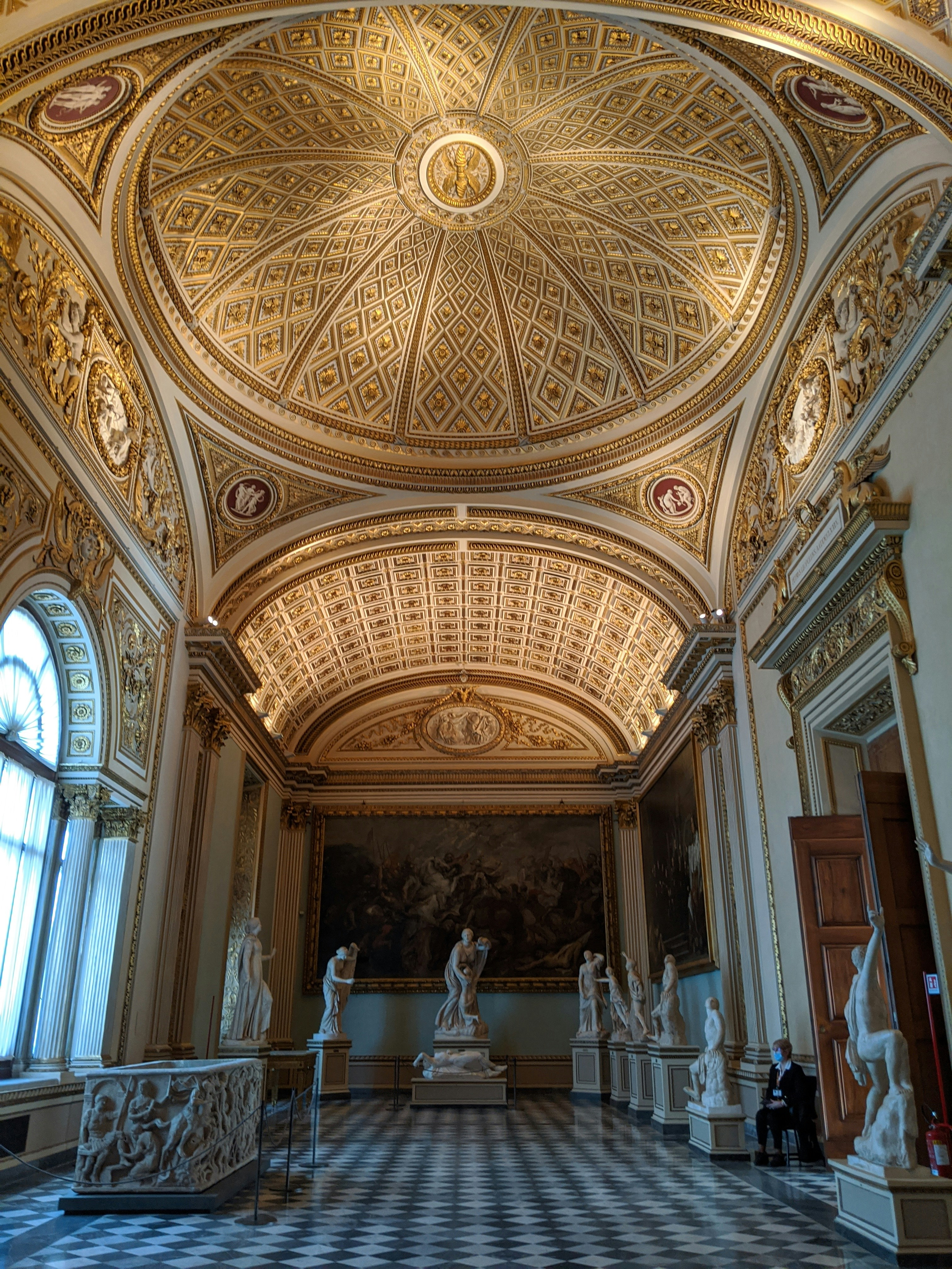 Sala interna degli Uffizi con soffitto dorato e sculture