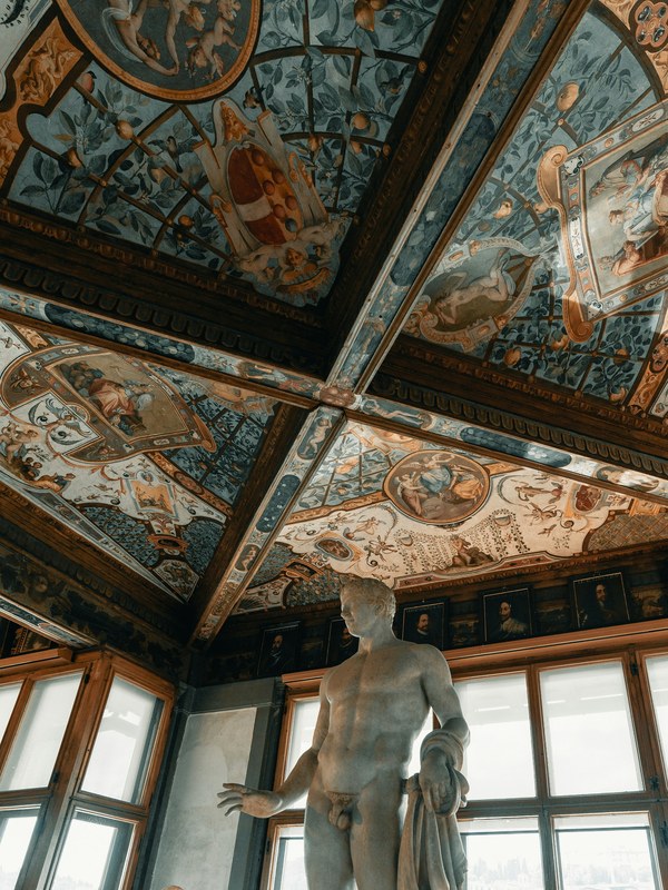La Tribuna degli Uffizi con soffitto affrescato e sculture classiche